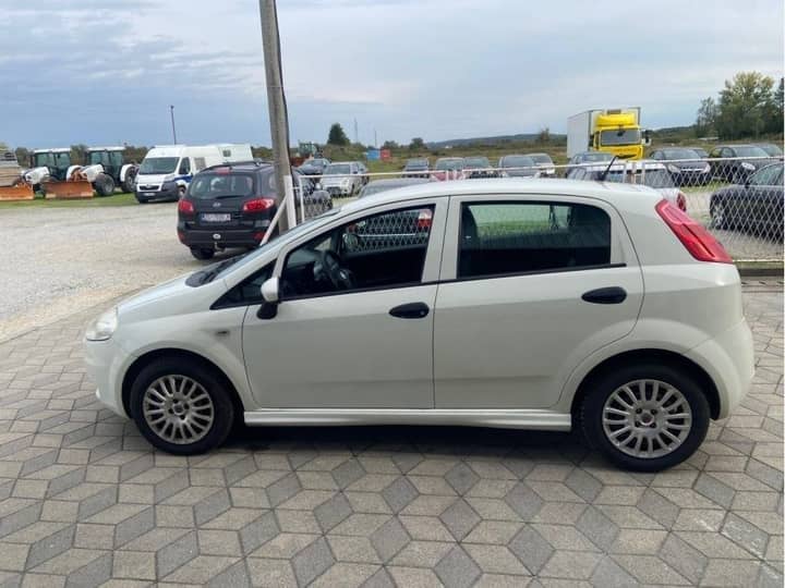 Slika prikazuje vanjštinu vozila (karoserija, vrata, kotači).