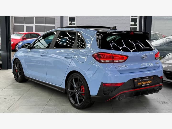Slika prikazuje vanjštinu automobila (eksterijer).