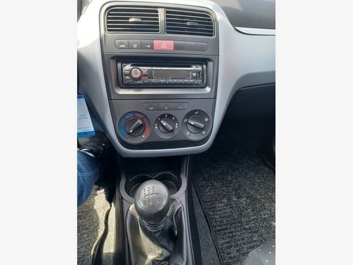 Slika prikazuje unutrašnjost vozila (volan i središnja ploča).
