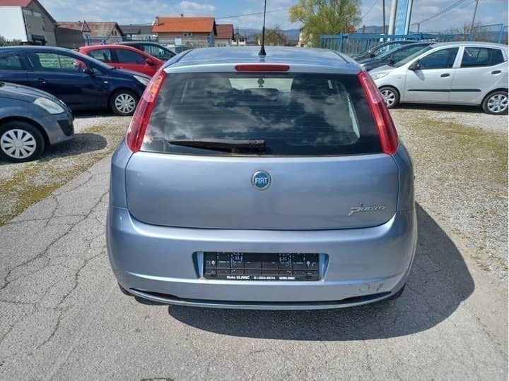 Slika prikazuje vanjski dio vozila, stražnji dio karoserije.