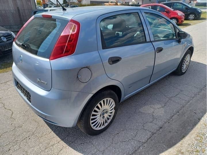 Slika prikazuje vanjštinu vozila (stražnji i bočni profil).