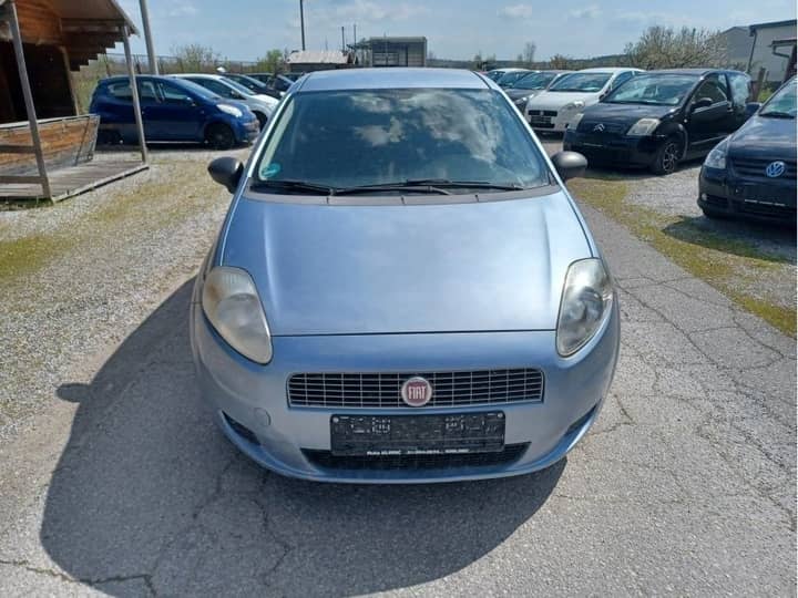 Slika prikazuje vanjski dio vozila (prednji dio).