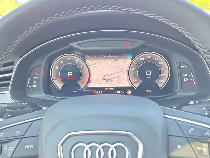 Slika prikazuje unutrašnjost vozila, volan i instrument ploča.