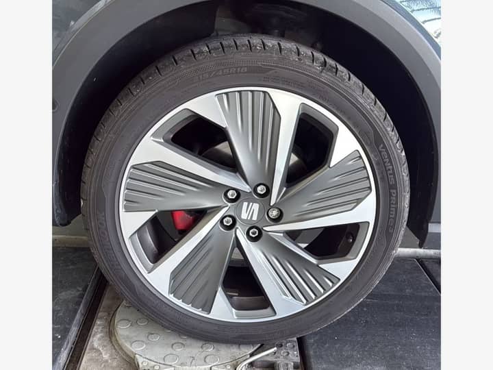 Slika prikazuje vanjštinu vozila, felga i guma.