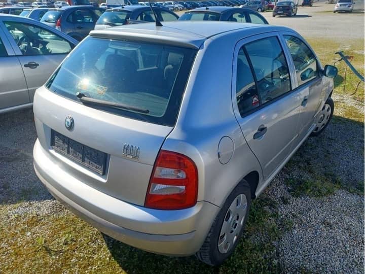 Slika prikazuje vanjski dio vozila.