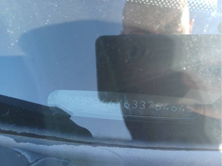 Slika prikazuje VIN naljepnicu na vjetrobranu vozila.