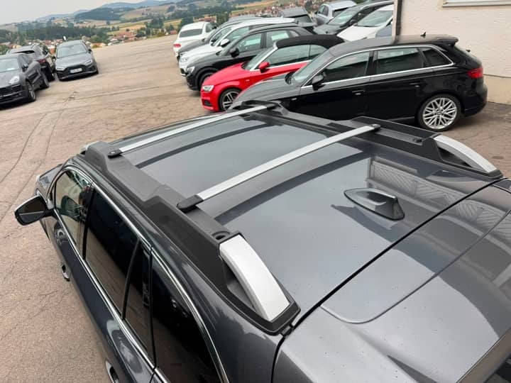 Slika prikazuje vanjštinu vozila (karoserija i krovne šine).