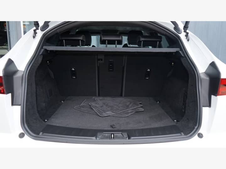 Slika prikazuje unutrašnjost prtljažnika vozila.