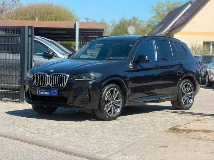 Slika prikazuje vanjsku stranu vozila (eksterijer).