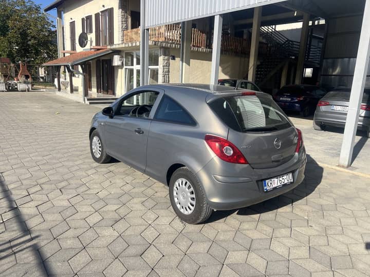 Slika prikazuje vanjski dio vozila (karoserija).
