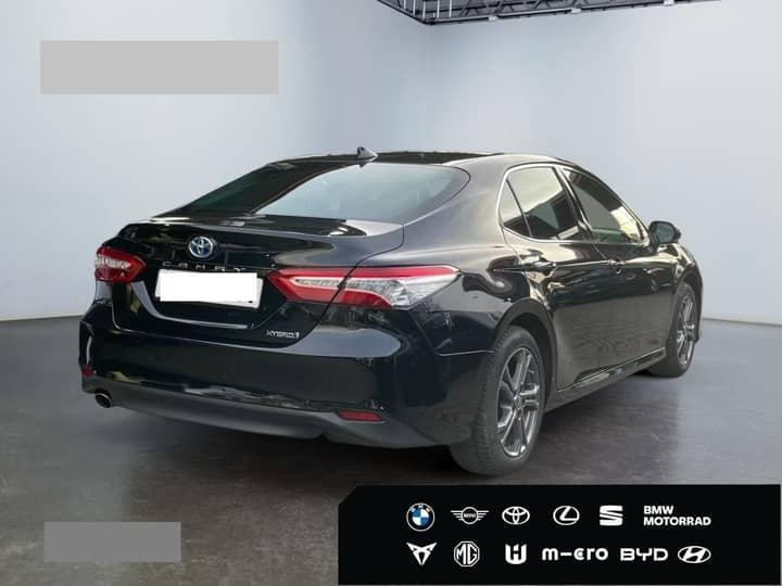 Slika prikazuje vanjsku karoseriju automobila (eksterijer).