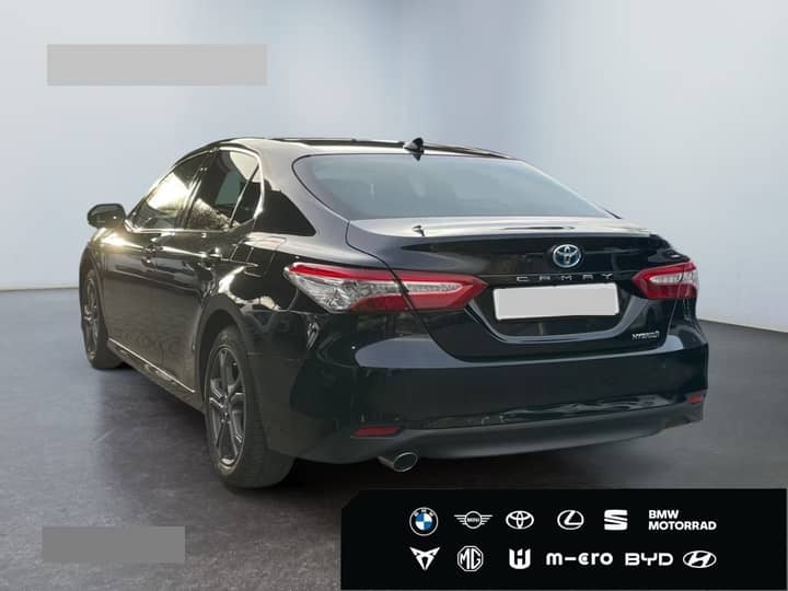 Slika prikazuje vanjsku karoseriju automobila iz stražnjeg boka.
