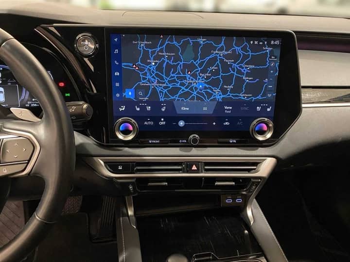 Slika prikazuje unutrašnjost vozila — kokpit i infotainment.