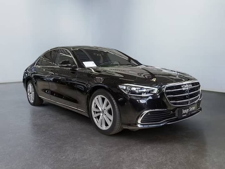 Slika prikazuje vanjštinu automobila (karoserija, kotači).