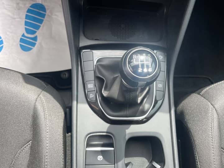 Slika prikazuje unutrašnjost vozila – mjenjač i središnji dio.
