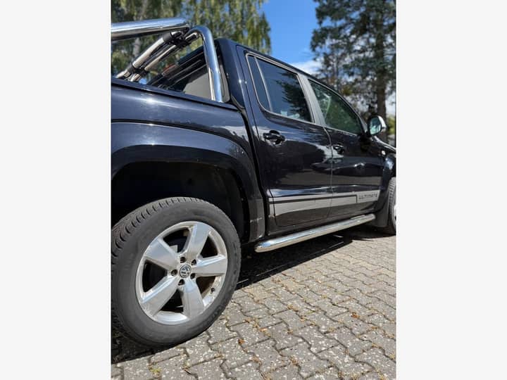 Slika prikazuje vanjštinu vozila, karoseriju i kotač.