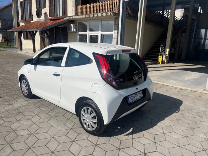 Slika prikazuje vanjštinu vozila s bočne i stražnje strane.