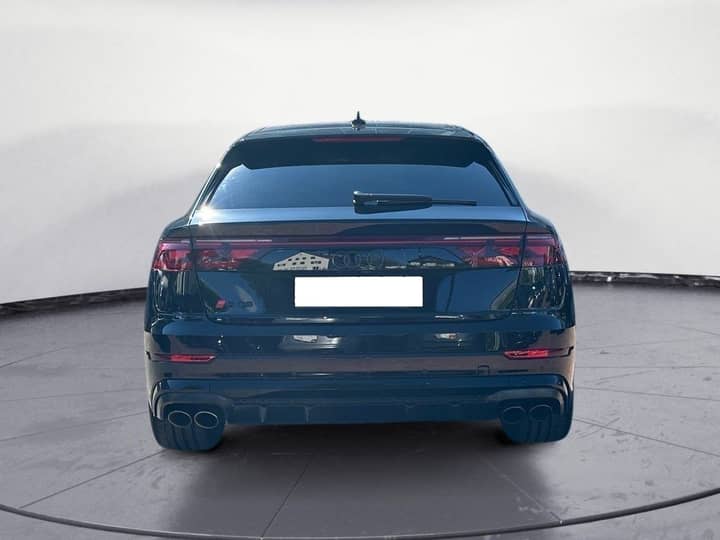 Slika prikazuje vanjski dio automobila, stražnji kraj.