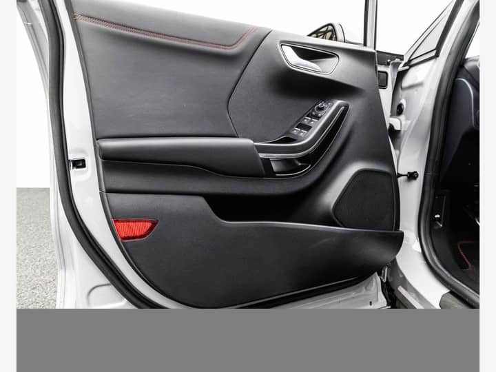 Slika prikazuje unutrašnjost vrata automobila.