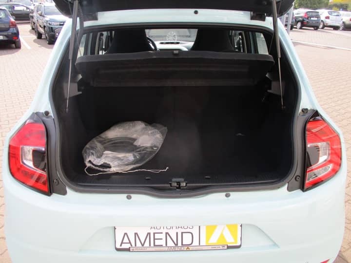Slika prikazuje vanjski dio automobila s otvorenim prtljažnikom.