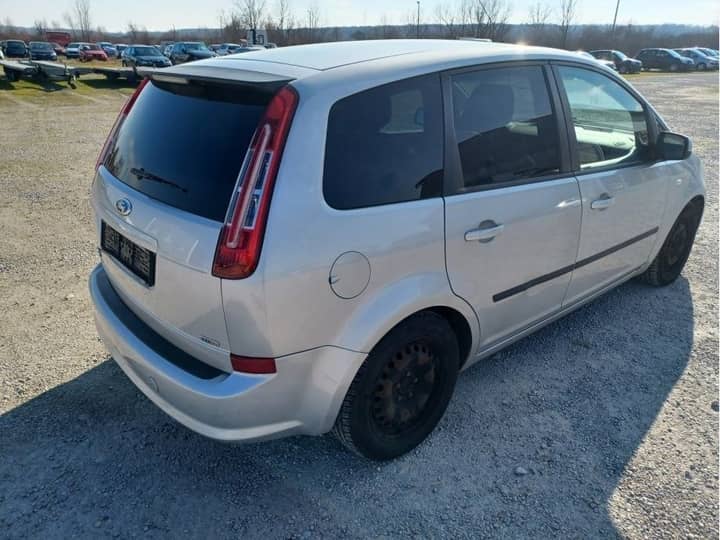Slika prikazuje vanjski dio vozila (eksterijer).