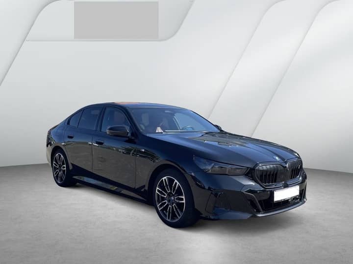 Slika prikazuje vanjštinu vozila (automobil).