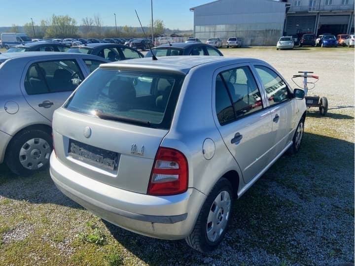 Slika prikazuje vanjski dio vozila (eksterijer).
