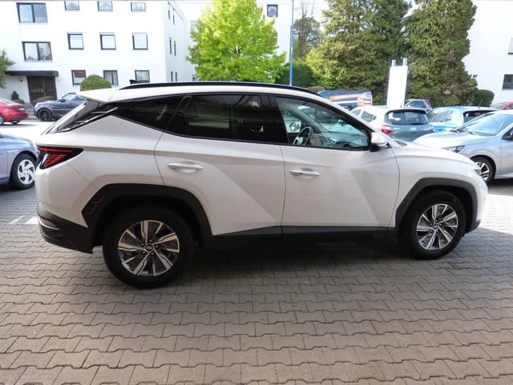 Slika prikazuje vanjski dio vozila (profil automobila).