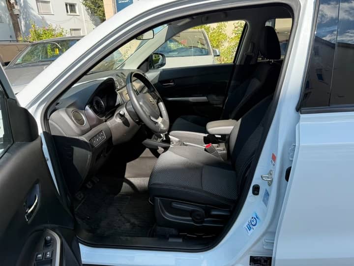 Slika prikazuje unutrašnjost vozila, fokus na volan i sjedala.
