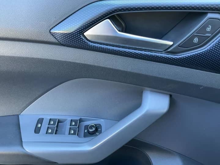 Slika prikazuje unutrašnjost vozila – panel vrata i kontrole.