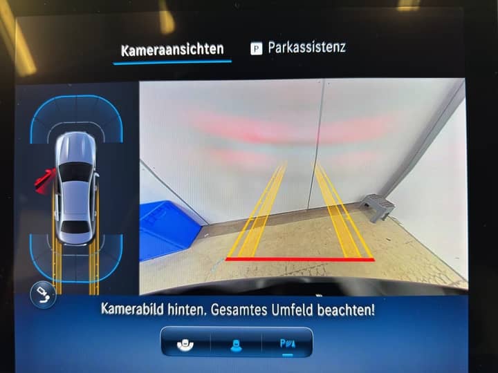Prikazuje unutrašnjost automobila s in-car zaslonom.