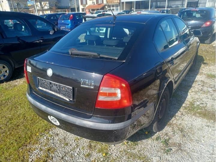 Slika prikazuje vanjsku stranu automobila (stražnji dio i karoserija).