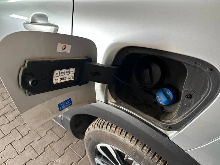Slika prikazuje vanjski dio vozila s otvorenim spremnikom.
