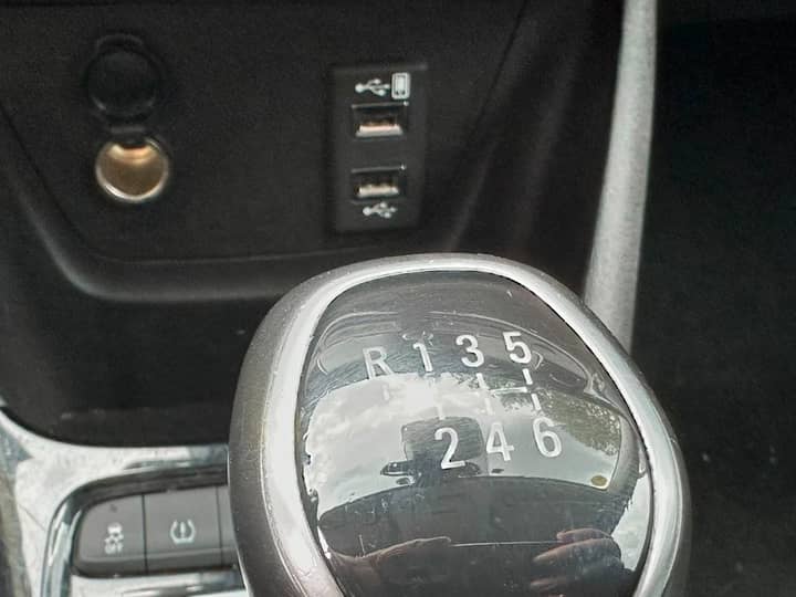 Slika prikazuje unutrašnjost vozila (mjenjač).