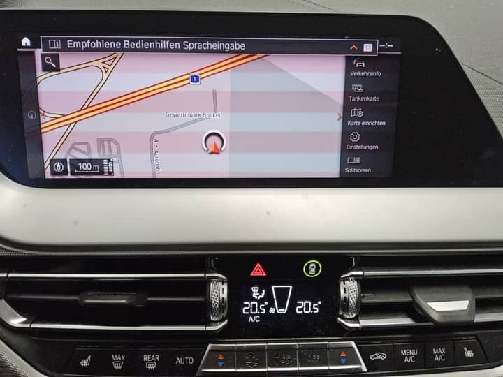 Slika prikazuje unutrašnjost vozila (navigacijski ekran).