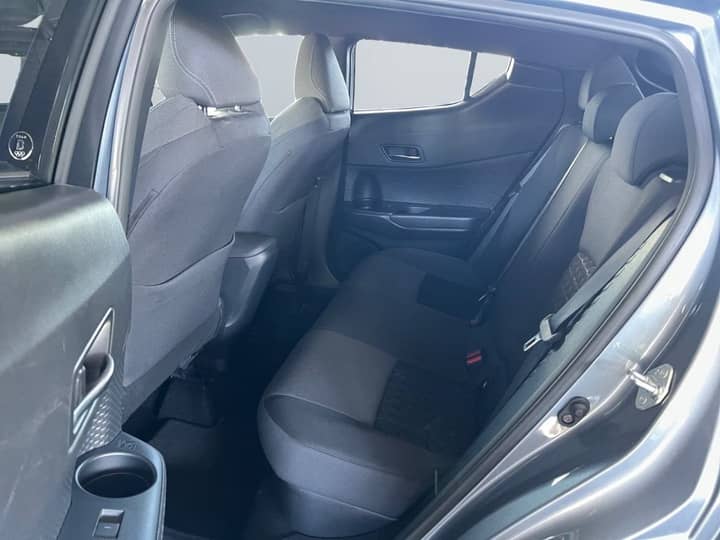 Slika prikazuje unutrašnjost vozila, stražnja sjedala i presvlake.
