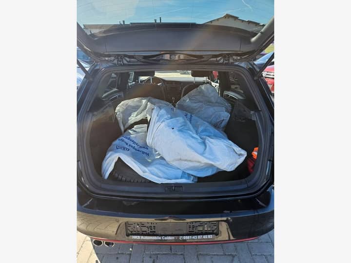 Slika prikazuje unutrašnjost prtljažnika automobila.