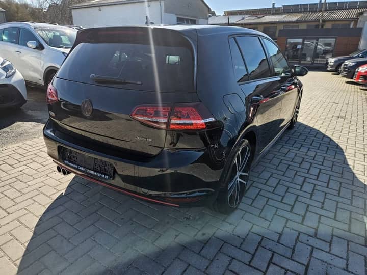 Slika prikazuje vanjštinu vozila, stražnji dio.