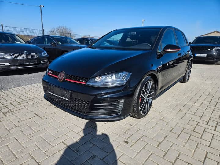 Slika prikazuje vanjsku karoseriju automobila