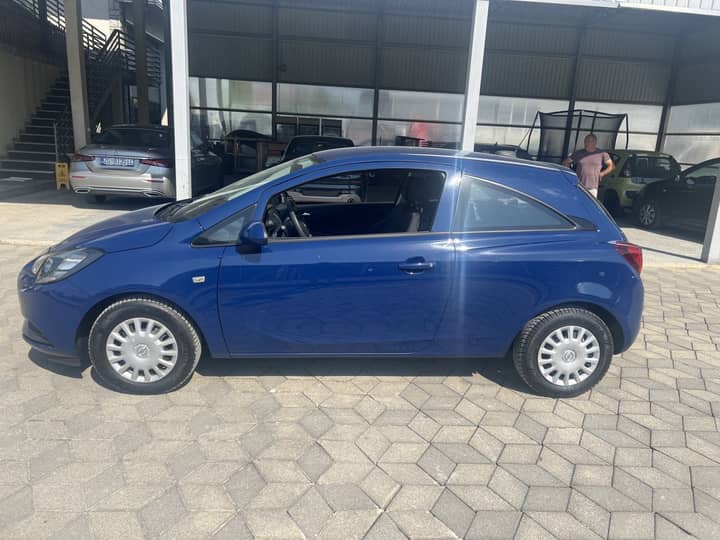 Slika prikazuje vanjštinu vozila (karoserija i boja).