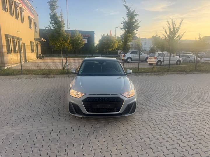 Slika prikazuje vanjštinu vozila, prednji dio.