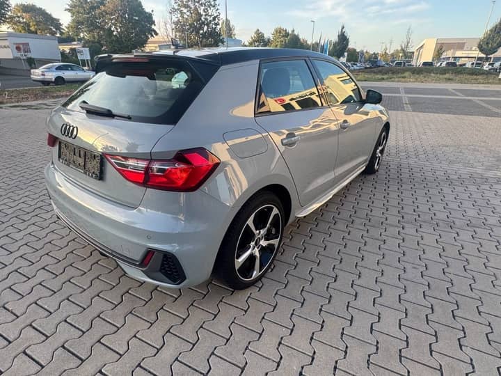 Slika prikazuje vanjštinu vozila s bočnim i stražnjim dijelom.