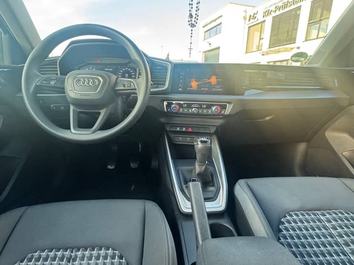 Slika prikazuje unutrašnjost vozila (volan i instrument ploča).