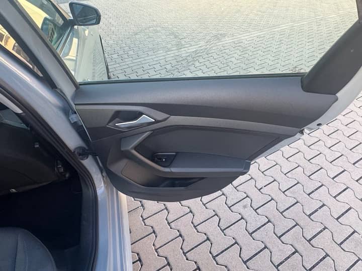 Slika prikazuje unutrašnjost vozila – vrata.