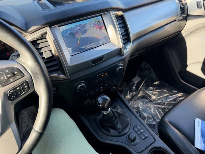 Slika prikazuje unutrašnjost vozila, fokus na središnju ploču i volan.