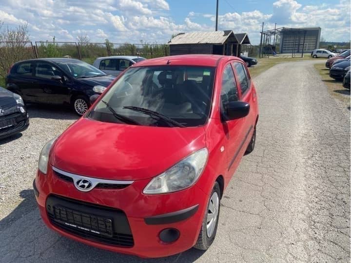 Slika prikazuje vanjštinu vozila (karoserija).