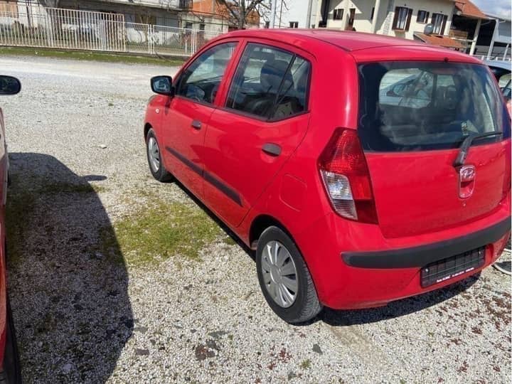 Slika prikazuje vanjski dio vozila (karoserija i boja).