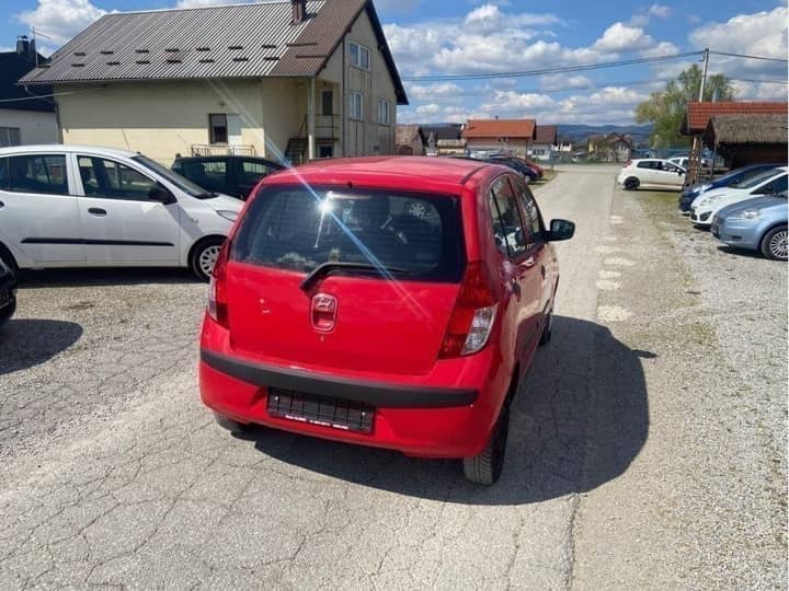 Slika prikazuje vanjštinu vozila (stražnji dio).