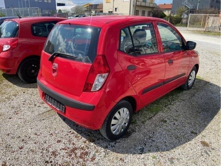 Slika prikazuje vanjski dio vozila (karoserija i boja).