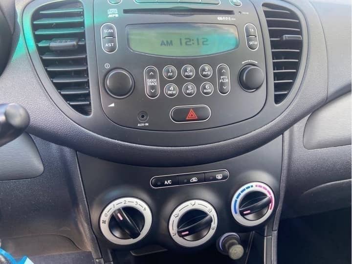 Slika prikazuje unutrašnjost vozila (instrument ploča i kontrole).